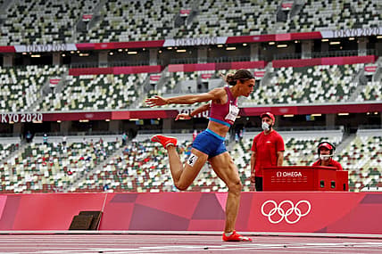 Sydney McLaughlin breaks her own world record, wins gold in 400m hurdles