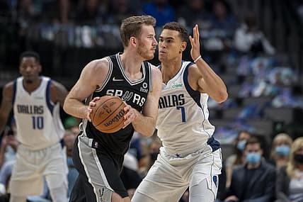 Oct 28, 2021; Dallas, Texas, USA; Dallas Mavericks center Dwight Powell (7) guards San Antonio Spurs center Jakob Poeltl (25) during the first quarter at the American Airlines Center. Mandatory Credit: Jerome Miron-USA TODAY Sports
