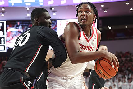 Mar 1, 2022; Houston, Texas, USA; Houston Cougars center Josh Carlton (25) looks to make a move against Cincinnati Bearcats forward Abdul Ado (00) in the second half at Fertitta Center. Mandatory Credit: Thomas Shea-USA TODAY Sports