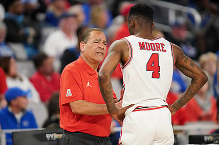 Mar 13, 2022; Fort Worth, TX, USA; Houston Cougars head coach Kelvin Sampson talks to guard Taze Moore (4) during a break in play during the second half at Dickies Arena. Mandatory Credit: Chris Jones-USA TODAY Sports