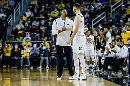 Michigan head coach Juwan Howard talks to center Hunter Dickinson (1) during the first half against Buffalo at the Crisler Center in Ann Arbor on Wednesday, Nov. 10, 2021.