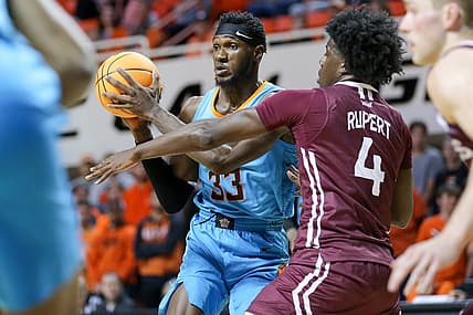 Oklahoma State forward Moussa Cisse (33) passes the ball in the second half during a college basketball game between the Oklahoma State Cowboys (OSU) and the Southern Illinois Salukis at Gallagher-Iba Arena in Stillwater, Okla., Thursday, Nov. 10, 2022.

Osu Vs Southern Illinois