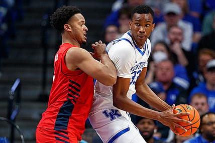 Nov 11, 2022; Lexington, Kentucky, USA; Kentucky Wildcats forward Ugonna Onyenso (33) handles the ball during the first half against the Duquesne Dukes at Rupp Arena at Central Bank Center. Mandatory Credit: Jordan Prather-USA TODAY Sports