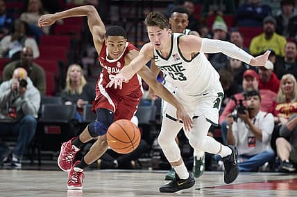 Nov 24, 2022; Portland, Oregon, USA; Alabama Crimson Tide guard Nimari Burnett (25) and Michigan State Spartans guard Jason Whitens (43) race after the basketball during the first half at Moda Center. Mandatory Credit: Troy Wayrynen-USA TODAY Sports