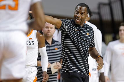 Oklahoma State coach Mike Boynton talks with his players during a men's college basketball game between the Oklahoma State Cowboys (OSU) and UT Arlington at Gallagher-Iba Arena in Stillwater, Okla., Monday, Nov. 7, 2022.

Osu Men S Basketball
