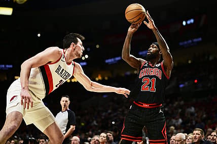 Mar 24, 2023; Portland, Oregon, USA; Chicago Bulls guard Patrick Beverley (21) passes the ball during the first half against Portland Trail Blazers forward Drew Eubanks (24) at Moda Center. Mandatory Credit: Troy Wayrynen-USA TODAY Sports