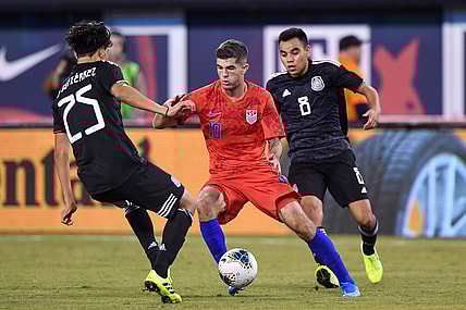 Sep 6, 2019; East Rutherford, NJ, USA; United States midfielder Christian Pulisic (10) drives the ball against Mexico midfielder Erick Guti rrez (25) during the second half during an international friendly soccer match at MetLife Stadium. Mandatory Credit: Dennis Schneidler-USA TODAY Sports