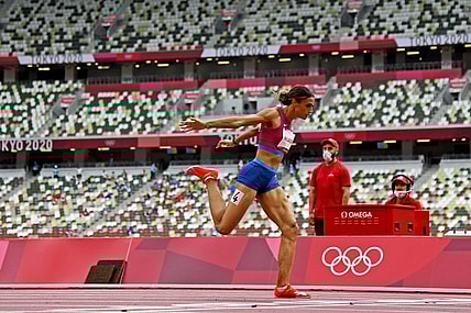 Sydney McLaughlin breaks her own world record, wins gold in 400m hurdles