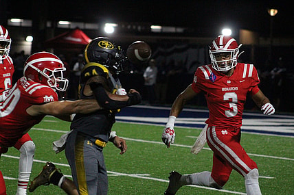Mater Dei cornerback Domani Jackson (3) chases after St. Frances Academy running back Blake Corum (24) on Friday, Sept. 14, 2019 (Photo: Logan Newman/USA TODAY High School Sports)

New Mater Dei cornerbacks Jaylin Davies, Domani Jackson lead strong defense