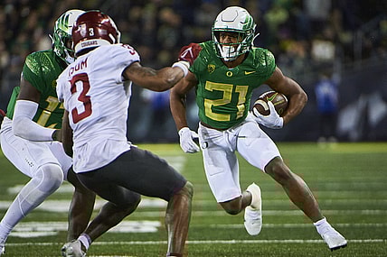 Nov 13, 2021; Eugene, Oregon, USA; Oregon Ducks running back Byron Cardwell (21) runs for a touchdown during the second half against the Washington State Cougars at Autzen Stadium. Mandatory Credit: Troy Wayrynen-USA TODAY Sports