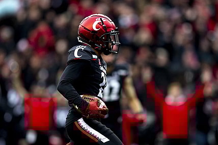Cincinnati Bearcats wide receiver Tyler Scott (21) scores a touchdown off a Cincinnati Bearcats quarterback Desmond Ridder (9) pass in the first half of the NCAA football game between the Cincinnati Bearcats and the Southern Methodist Mustangs on Saturday, Nov. 20, 2021, at Nippert Stadium in Cincinnati.

Southern Methodist Mustangs At Cincinnati Bearcats 15