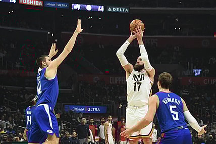 Nov 29, 2021; Los Angeles, California, USA; New Orleans Pelicans center Jonas Valanciunas (17) shoots the ball over LA Clippers center Ivica Zubac (40) in the first half at Staples Center. Mandatory Credit: Richard Mackson-USA TODAY Sports