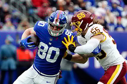 New York Giants tight end Kyle Rudolph (80) runs with the ball with pressure from Washington Football Team linebacker Cole Holcomb (55) in the first half at MetLife Stadium on Sunday, Jan. 9, 2022.

Nyg Vs Was