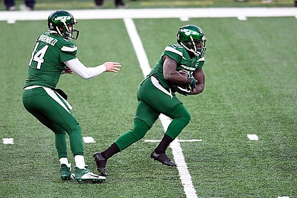 New York Jets running back Frank Gore (21) rushes with a hand-off from quarterback Sam Darnold (14). The Jets defeat the Browns, 23-16, at MetLife Stadium on Sunday, Dec. 27, 2020, in East Rutherford.

Nyj Vs Cle