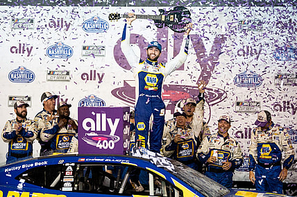 Chase Elliott celebrates his win the Nashville Superspeedway.

2022-06-26 Elliott