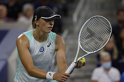 Sep 3, 2022; Flushing, NY, USA; Iga Swiatek (POL) prepares to serve against Lauren Davis (USA) (not pictured)  day six of the 2022 U.S. Open tennis tournament at USTA Billie Jean King Tennis Center. Mandatory Credit: Geoff Burke-USA TODAY Sports