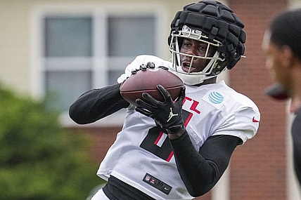 Aug 1, 2022; Flowery Branch, GA, USA; Atlanta Falcons tight end Kyle Pitts (8) catches a pass during training camp at IBM Performance Field. Mandatory Credit: Dale Zanine-USA TODAY Sports