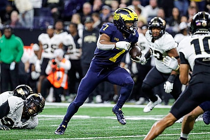 Michigan running back Donovan Edwards (7) runs against Purdue during the second half of the Big Ten Championship game at Lucas Oil Stadium in Indianapolis, Ind., on Saturday, Dec. 3, 2022.
