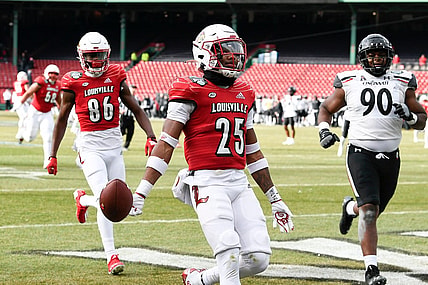 Dec 17, 2022; Boston, MA, USA; Louisville Cardinals running back Jawhar Jordan (25) runs in a touchdown against the Cincinnati Bearcats during the first half at Fenway Park. Mandatory Credit: Eric Canha-USA TODAY Sports