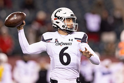 Nov 19, 2022; Philadelphia, Pennsylvania, USA; Cincinnati Bearcats quarterback Ben Bryant (6) passes the ball against the Temple Owls during the second quarter at Lincoln Financial Field. Mandatory Credit: Bill Streicher-USA TODAY Sports