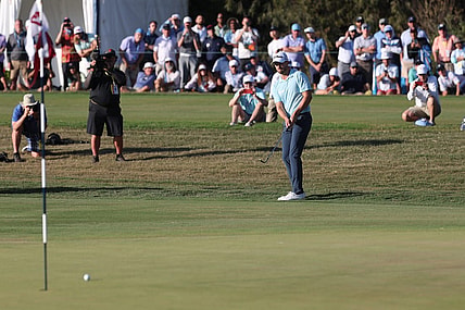 Jun 18, 2023; Los Angeles, California, USA; Wyndham Clark hits a chip shot on the 17th green during the final round of the U.S. Open golf tournament at Los Angeles Country Club. Mandatory Credit: Kiyoshi Mio-USA TODAY Sports