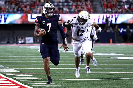 Sep 2, 2023; Tucson, Arizona, USA; Arizona Wildcats quarterback Jayden de Laura (7) runs for a touchdown agaisnt Northern Arizona Lumberjacks defensive back Jeff Widener (12) during the second half at Arizona Stadium. Mandatory Credit: Zac BonDurant-USA TODAY Sports