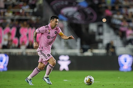 Sep 20, 2023; Fort Lauderdale, Florida, USA; Inter Miami CF forward Lionel Messi (10) runs with the ball against the Toronto FC during the first half at DRV PNK Stadium. Mandatory Credit: Sam Navarro-USA TODAY Sports