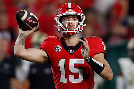 Georgia quarterback Carson Beck (15) throws a pass to Georgia tight end Brock Bowers (19) during the second half of a NCAA college football game against UAB in Athens, Ga., on Saturday, Sept. 23, 2023.