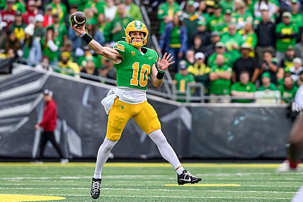 Oct 21, 2023; Eugene, Oregon, USA; Oregon Ducks quarterback Bo Nix (10) throws a pass during the first quarter against the Washington State Cougars at Autzen Stadium. Mandatory Credit: Craig Strobeck-USA TODAY Sports