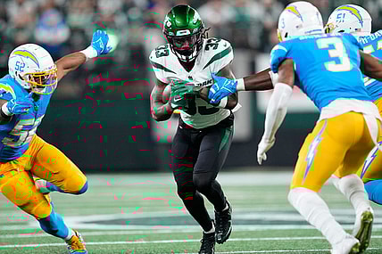 New York, NY, US; New York Jets running back Dalvin Cook (33) runs the ball against the Los Angeles Chargers defense, at MetLife Stadium, Monday, November 6, 2023.