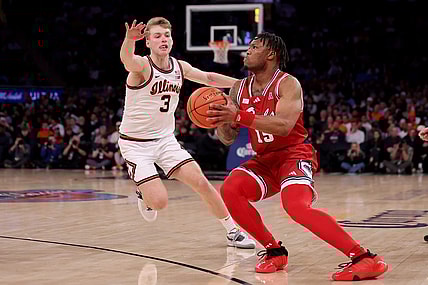 Dec 5, 2023; New York, New York, USA; Florida Atlantic Owls guard Alijah Martin (15) looks to shoot a three point shot against Illinois Fighting Illini forward Marcus Domask (3) during the second half at Madison Square Garden. Mandatory Credit: Brad Penner-USA TODAY Sports