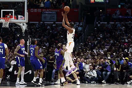Jan 8, 2024; Los Angeles, California, USA;  Phoenix Suns forward Kevin Durant (35) shoots the ball during the second quarter against the Los Angeles Clippers at Crypto.com Arena. Mandatory Credit: Kiyoshi Mio-USA TODAY Sports