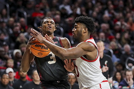Jan 20, 2024; Cincinnati, Ohio, USA; Oklahoma Sooners guard Otega Oweh (3) drives to the basket against Cincinnati Bearcats guard Josh Reed (10) in the first half at Fifth Third Arena. Mandatory Credit: Katie Stratman-USA TODAY Sports