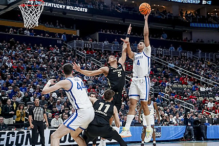Mar 21, 2024; Pittsburgh, PA, USA; Kentucky Wildcats forward Tre Mitchell (4) jumps to shoot the ball while Oakland Golden Grizzlies forward Chris Conway (2) attempts to block in the first round of the 2024 NCAA Tournament at PPG Paints Arena. Mandatory Credit: Charles LeClaire-USA TODAY Sports