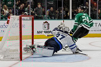 DALLAS, TX - DECEMBER 01: Winnipeg Jets goaltender Connor Hellebuyck (37) blocks a shot during the game between the Dallas Stars and the Winnipeg Jets on December 1, 2024 at American Airlines Center in Dallas, Texas. (Photo by Matthew Pearce/Icon Sportswire)