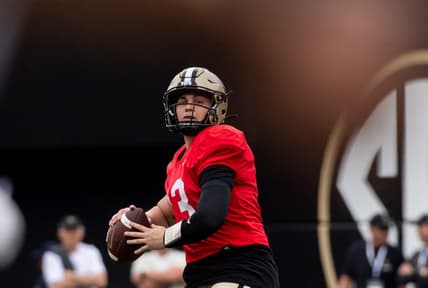 Vanderbilt Commodores    AJ Swann looks to pass during the Vanderbilt Spring Game at Vanderbilt Stadium in Nashville , Tenn., Saturday, April 16, 2022.

Spring Game004