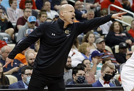 Mar 18, 2022; Pittsburgh, PA, USA; UAB Blazers head coach Andy Kennedy calls a play in the first half against the Houston Cougars during the first round of the 2022 NCAA Tournament at PPG Paints Arena. Mandatory Credit: Geoff Burke-USA TODAY Sports