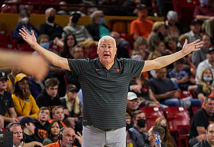 Feb. 19, 2022; Tempe, Arizona, USA; Oregon State Beavers head coach Wayne Tinkle calls to his team from the sidelines at Desert Financial Arena. Mandatory Credit: Alex Gould - The Republic

Mbb Oregon State At Arizona State
