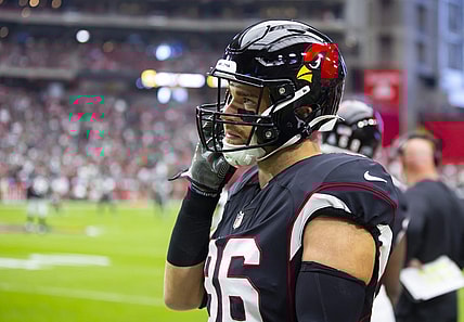 Oct 9, 2022; Glendale, Arizona, USA; Arizona Cardinals tight end Zach Ertz (86) against the Philadelphia Eagles at State Farm Stadium. Mandatory Credit: Mark J. Rebilas-USA TODAY Sports