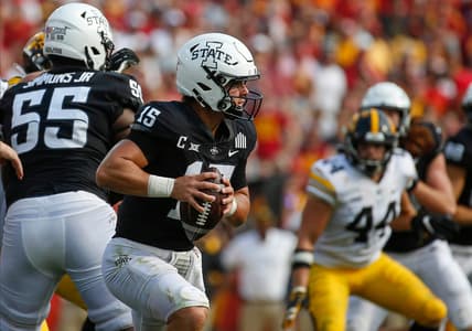 Iowa State senior quarterback Brock Purdy scans the field for an open receiver late in the second quarter against Iowa at Jack Trice Stadium in Ames on Saturday, Sept. 11, 2021.20210911 Cyhawk