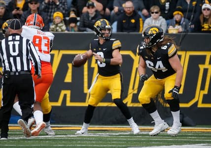 Iowa sophomore quarterback Alex Padilla looks for an open receiver in the fourth quarter against Illinois on Saturday, Nov. 20, 2021, at Kinnick Stadium in Iowa City, Iowa.

20211120 Iowavsillinois