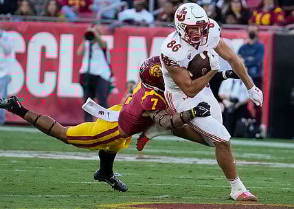 Oct 9, 2021; Los Angeles, California, USA; USC Trojans safety Chase Williams (7) makes a diving tackle on Utah Utes tight end Dalton Kincaid (86) during the second quarter at United Airlines Field at Los Angeles Memorial Coliseum. Mandatory Credit: Robert Hanashiro-USA TODAY Sports