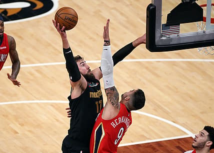 May 10, 2021; Memphis, Tennessee, USA; Memphis Grizzlies center Jonas Valan  i  nas (17) drives to the basket as New Orleans Pelicans center Willy Hernang  mez (9) defends during the second quarter at FedExForum. Mandatory Credit: Petre Thomas-USA TODAY Sports