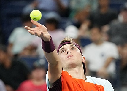 Aug 31, 2022; Flushing, NY, USA;  Jack Draper of Great Britain serves against Felix Auger-Aliassime of Canada on day three of the 2022 U.S. Open tennis tournament at USTA Billie Jean King Tennis Center. Mandatory Credit: Jerry Lai-USA TODAY Sports