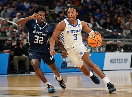Mar 17, 2022; Indianapolis, IN, USA; Kentucky Wildcats guard TyTy Washington Jr. (3) dribbles the ball against Saint Peter's Peacocks guard Jaylen Murray (32) during the first round of the 2022 NCAA Tournament at Gainbridge Fieldhouse. Mandatory Credit: Robert Goddin-USA TODAY Sports