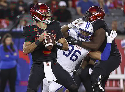 Oct 30, 2021; Houston, Texas, USA; Houston Cougars quarterback Clayton Tune (3) looks for an open receiver during the first quarter against the Southern Methodist Mustangs at TDECU Stadium. Mandatory Credit: Troy Taormina-USA TODAY Sports