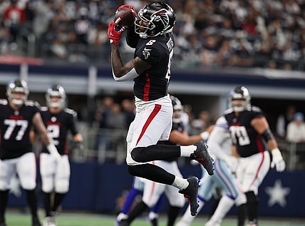 Nov 14, 2021; Arlington, Texas, USA; Atlanta Falcons tight end Kyle Pitts makes a reception in the first quarter against the Dallas Cowboys at AT&T Stadium. Mandatory Credit: Matthew Emmons-USA TODAY Sports