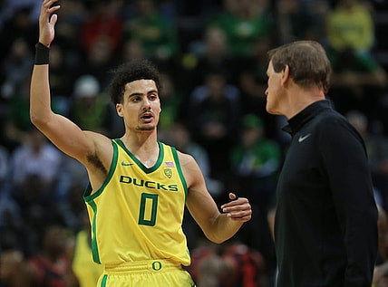 Oregon's Will Richardson meets with coach Dana Altman during their game against Houston at Matthew Knight Arena Sunday Nov. 20, 2022.

Basketball Eug Uombb Vs Houston Houston At Oregon