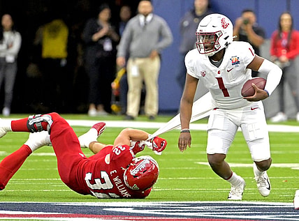 Dec 17, 2022; Inglewood, CA, USA;  Fresno State Bulldogs defensive back Evan Williams (32) pulls on the jersey of Washington State Cougars quarterback Cameron Ward (1) for a sack in the first half at SoFi Stadium. Mandatory Credit: Jayne Kamin-Oncea-USA TODAY Sports