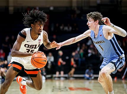 Oregon State's Glenn Taylor Jr. (35) drives to the basket during the men   s basketball game against Bushnell on Tuesday, Nov. 15, 2022 at OSU in Corvallis, Ore.

Osuvsbushnell668